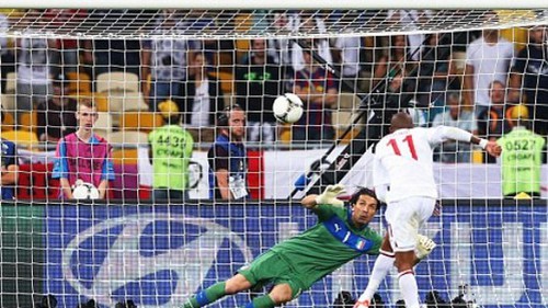 Hodgson van xin dư luận “tha” cho Cole và Young